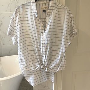 Universal Thread Short Sleeve Button Down Top - Sm
